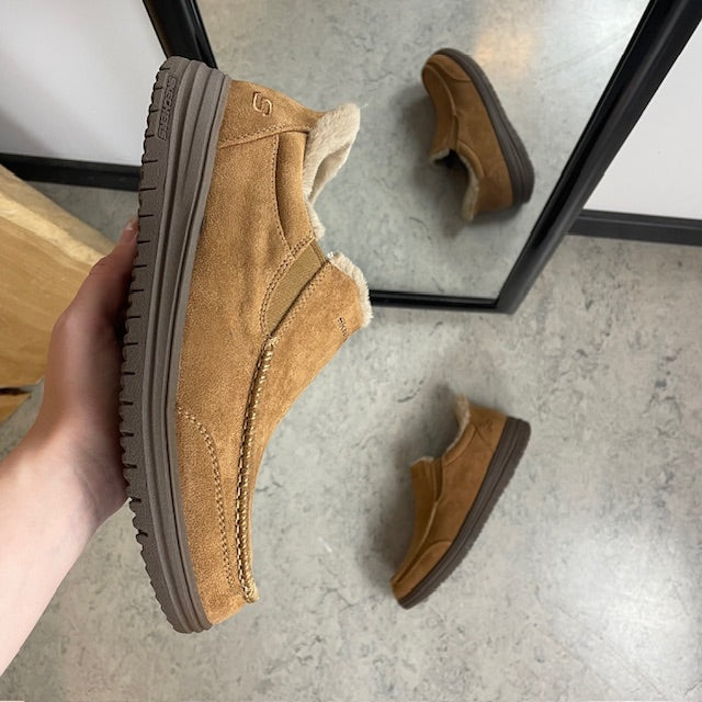 Skechers slip-on hjemmesko i brun – varm og rummelig pasform