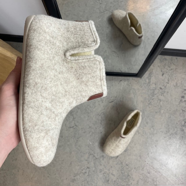 Beige filt hjemmesko med varmt for, bred pasform og udtagelig indersål
