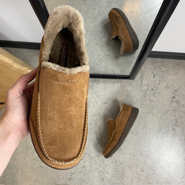 Skechers slip-on hjemmesko i brun – varm og rummelig pasform