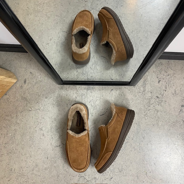 Skechers slip-on hjemmesko i brun – varm og rummelig pasform