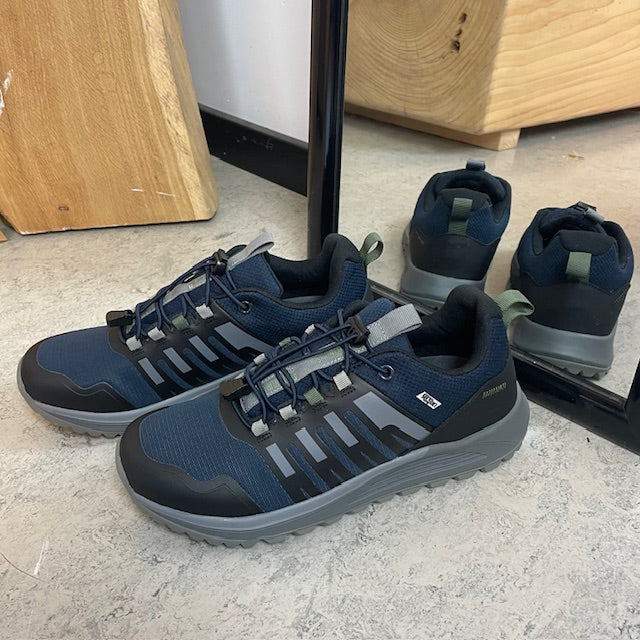 Vandtæt herre outdoorsko i navy med svangstøtte og bred pasform fra Green Comfort