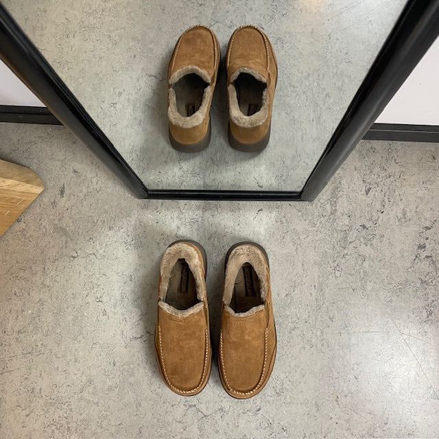 Skechers slip-on hjemmesko i brun – varm og rummelig pasform