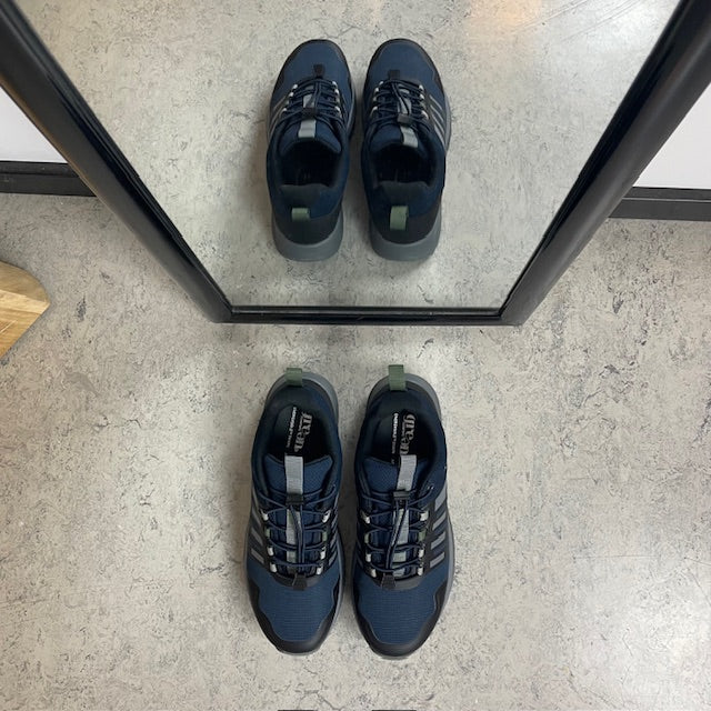 Vandtæt herre outdoorsko i navy med svangstøtte og bred pasform fra Green Comfort