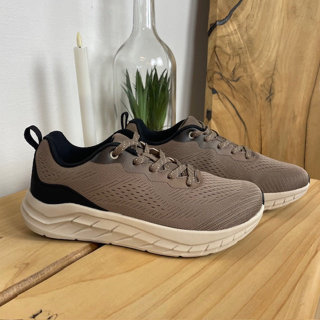 Ekstra bred sneaker med stødabsorbering og åndbar overdel i taupe