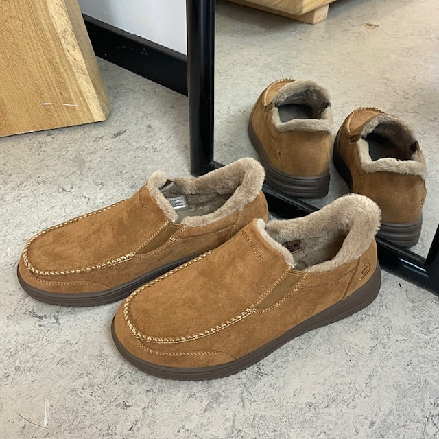 Skechers slip-on hjemmesko i brun – varm og rummelig pasform