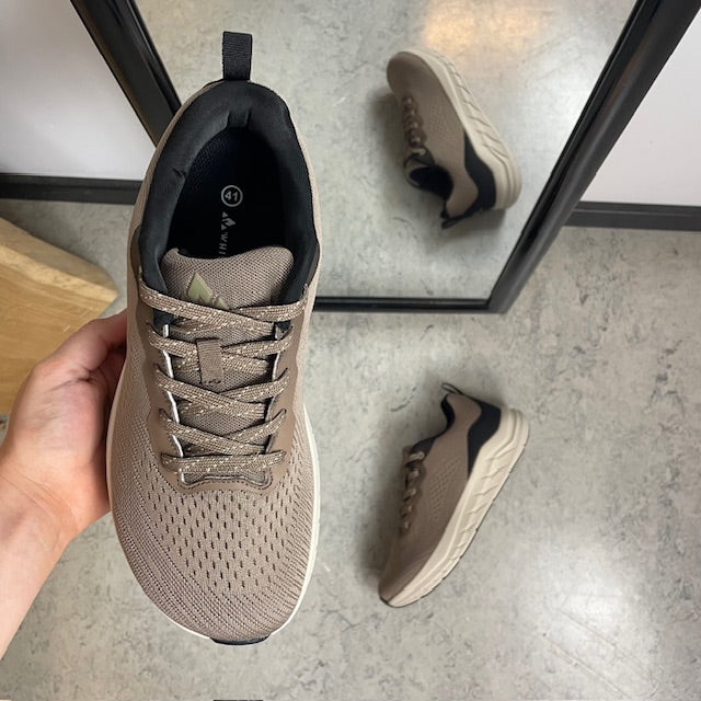 Ekstra bred sneaker med stødabsorbering og åndbar overdel i taupe