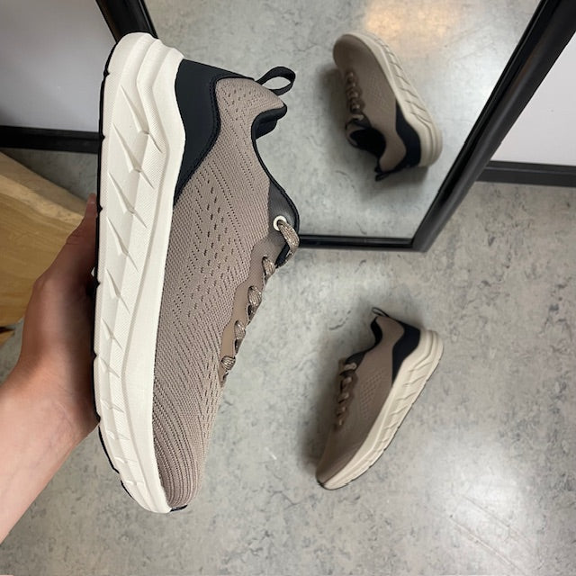Ekstra bred sneaker med stødabsorbering og åndbar overdel i taupe