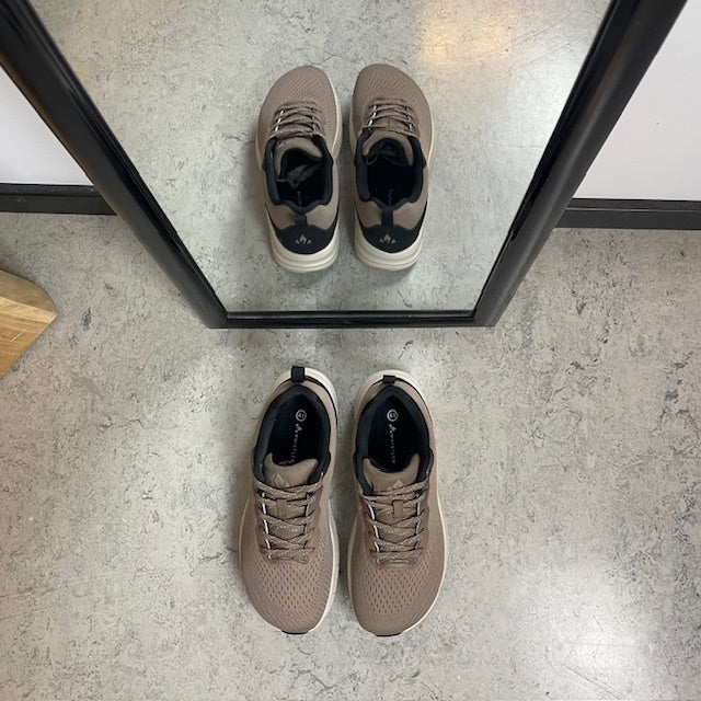 Ekstra bred sneaker med stødabsorbering og åndbar overdel i taupe