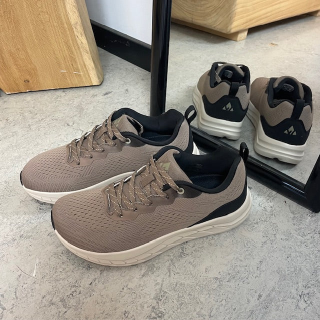Ekstra bred sneaker med stødabsorbering og åndbar overdel i taupe