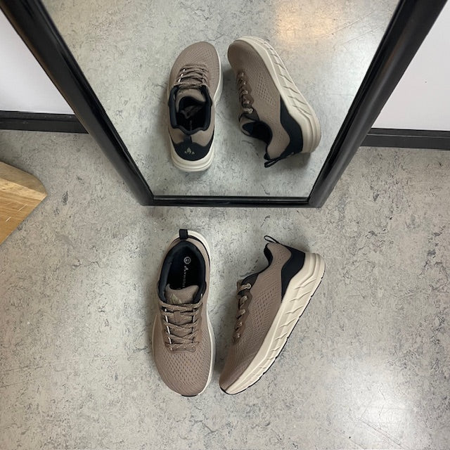 Ekstra bred sneaker med stødabsorbering og åndbar overdel i taupe
