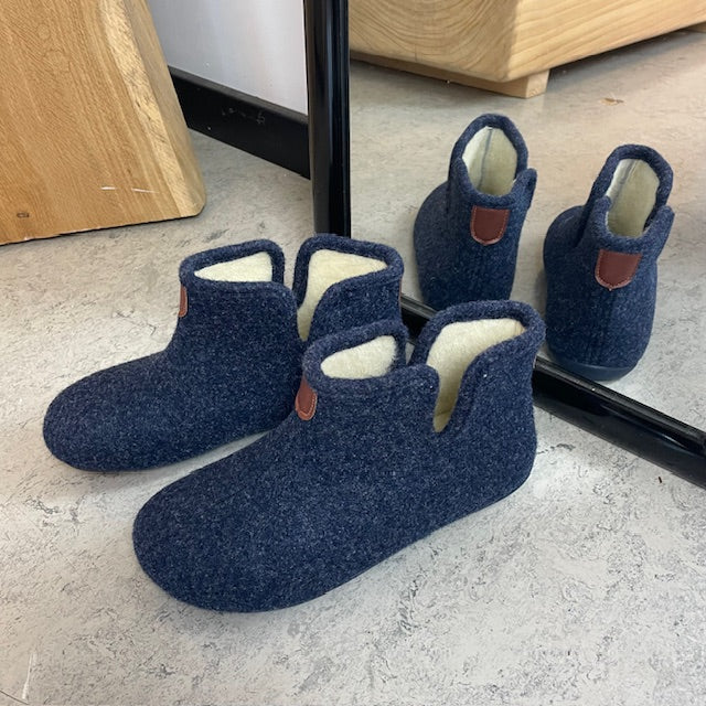 Marineblå filt hjemmesko med varmt for, bred pasform og udtagelig indersål