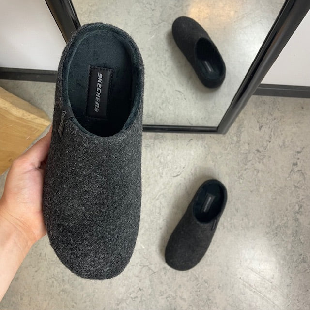 Skechers hjemmesko – bred pasform med Memory Foam og åben hæl