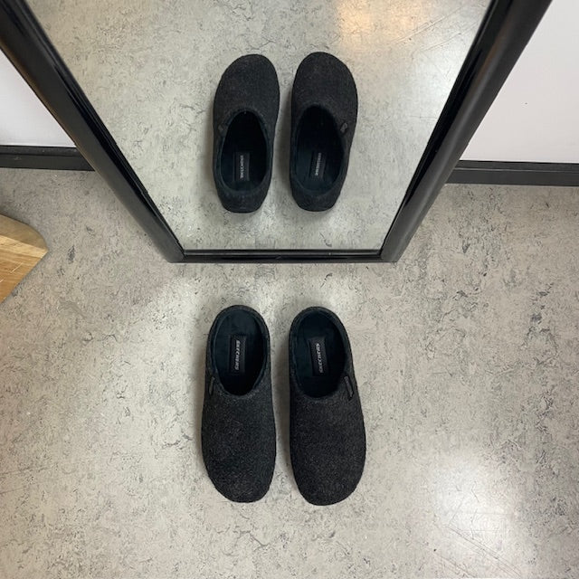 Skechers hjemmesko – bred pasform med Memory Foam og åben hæl