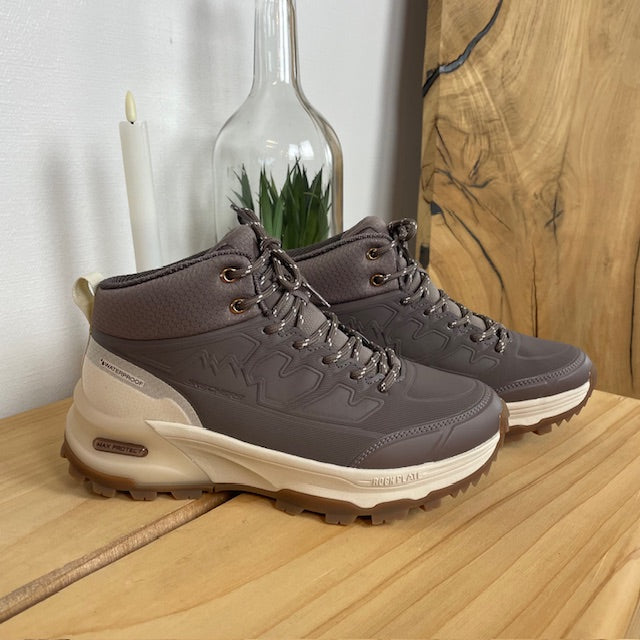 Vandtæt vandrestøvle fra Skechers med ekstra støtte og komfort i brun