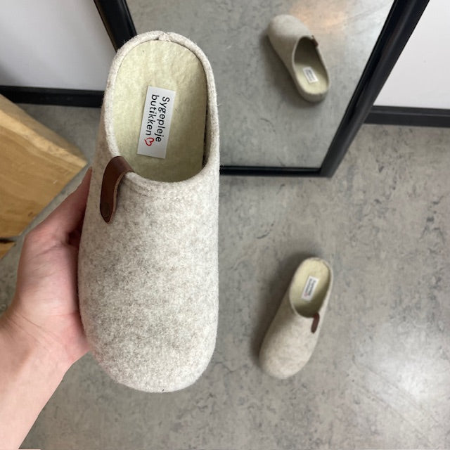 Varm og stødabsorberende hjemmesko i beige med bred pasform