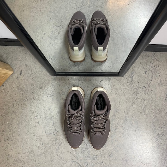 Vandtæt vandrestøvle fra Skechers med ekstra støtte og komfort i brun
