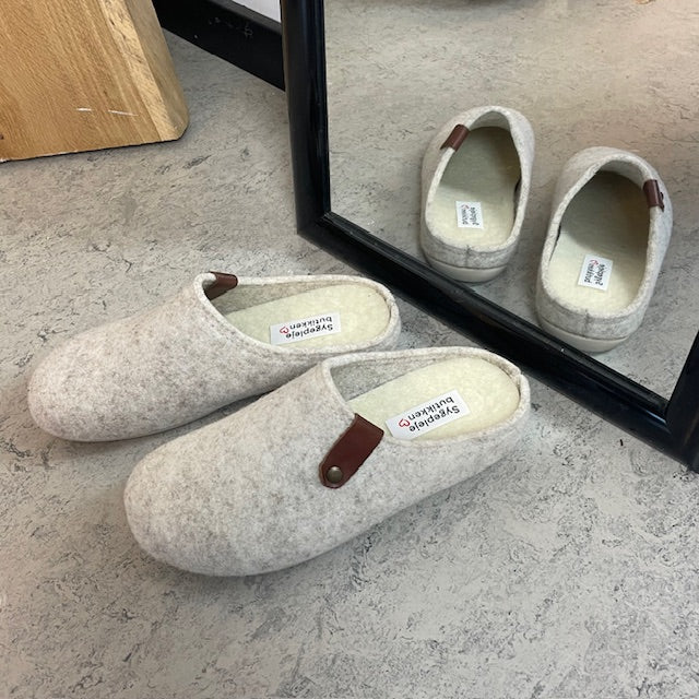Varm og stødabsorberende hjemmesko i beige med bred pasform