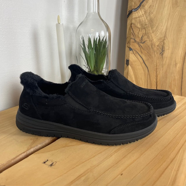 Skechers slip-on hjemmesko i sort – varm og rummelig pasform