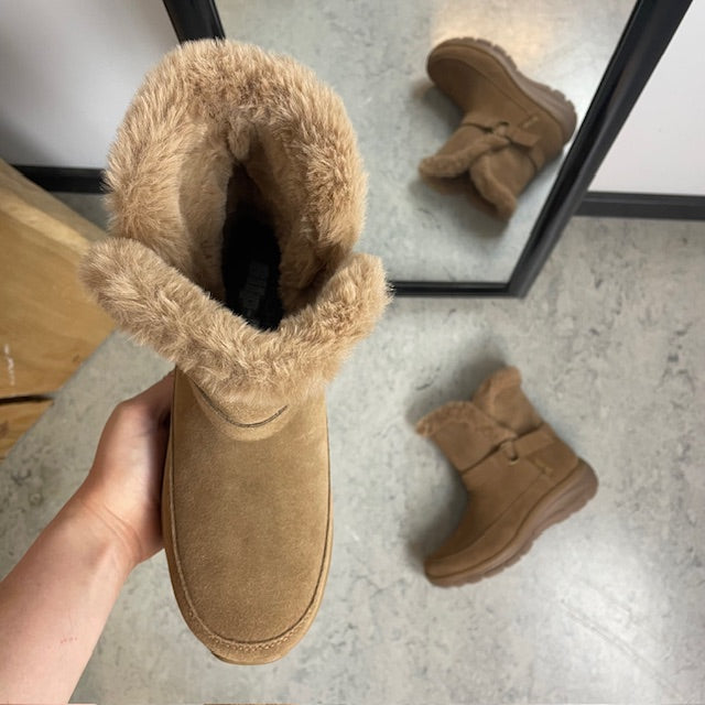 Skechers vinterstøvle – varm Slip-ins støvle i brun ruskind med bred pasform