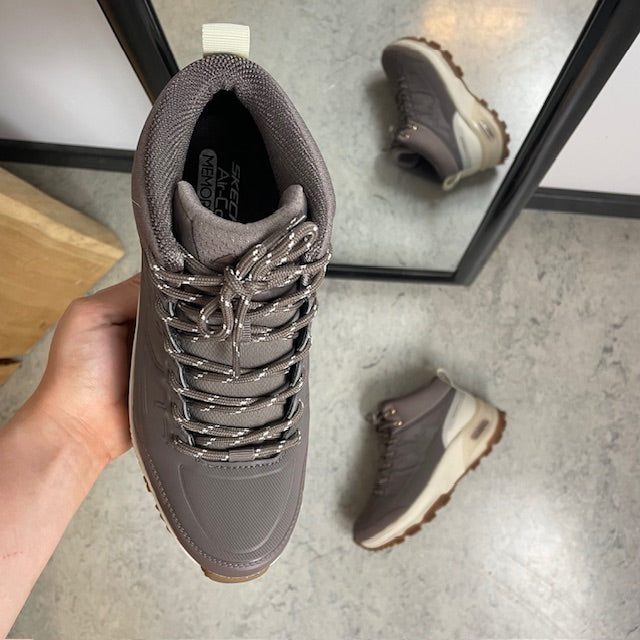 Vandtæt vandrestøvle fra Skechers med ekstra støtte og komfort i brun