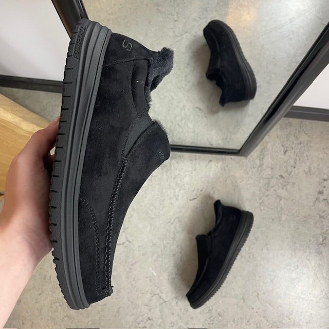 Skechers slip-on hjemmesko i sort – varm og rummelig pasform
