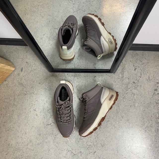 Vandtæt vandrestøvle fra Skechers med ekstra støtte og komfort i brun