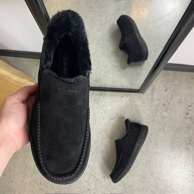 Skechers slip-on hjemmesko i sort – varm og rummelig pasform
