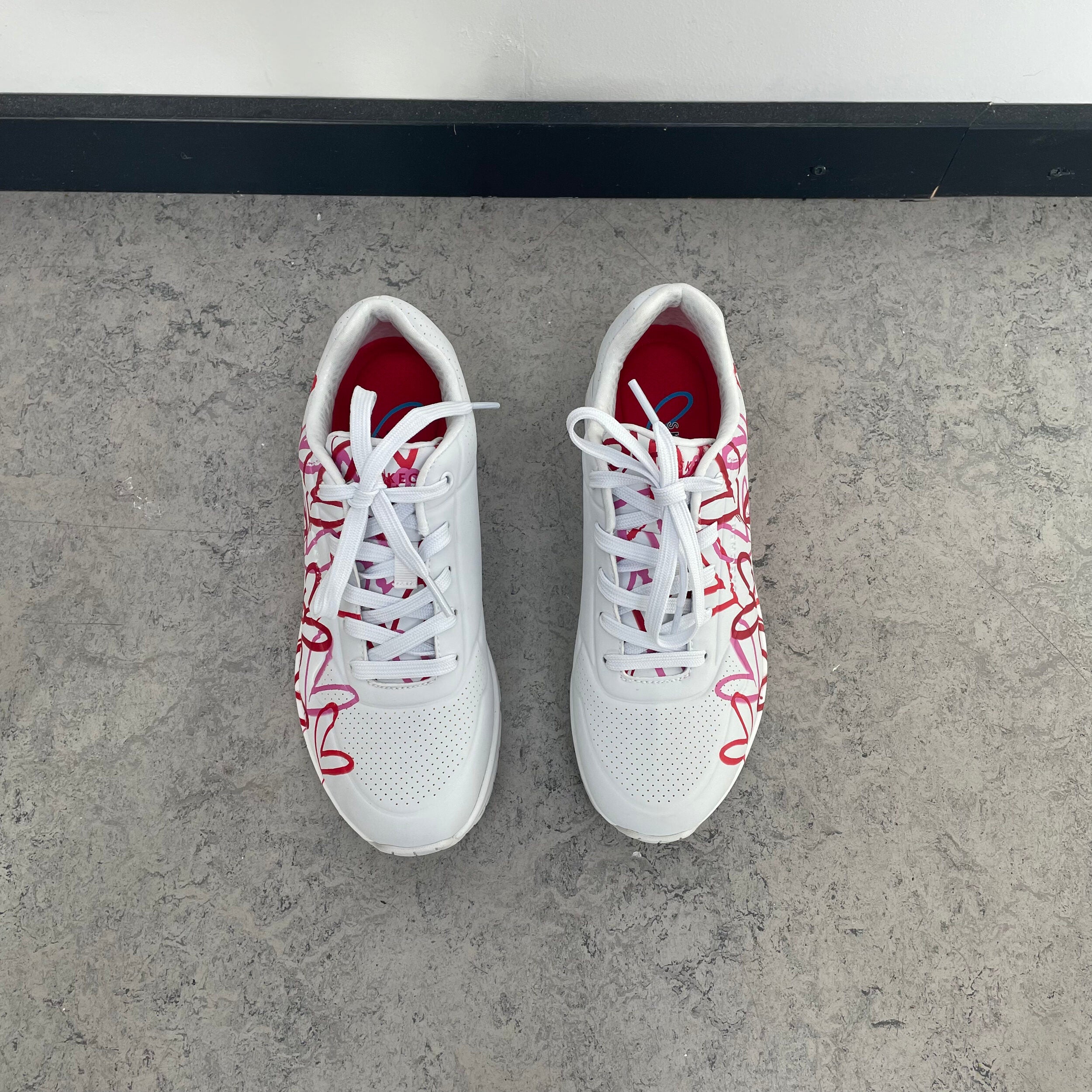 Hvid sko fra Skechers med flotte detaljer