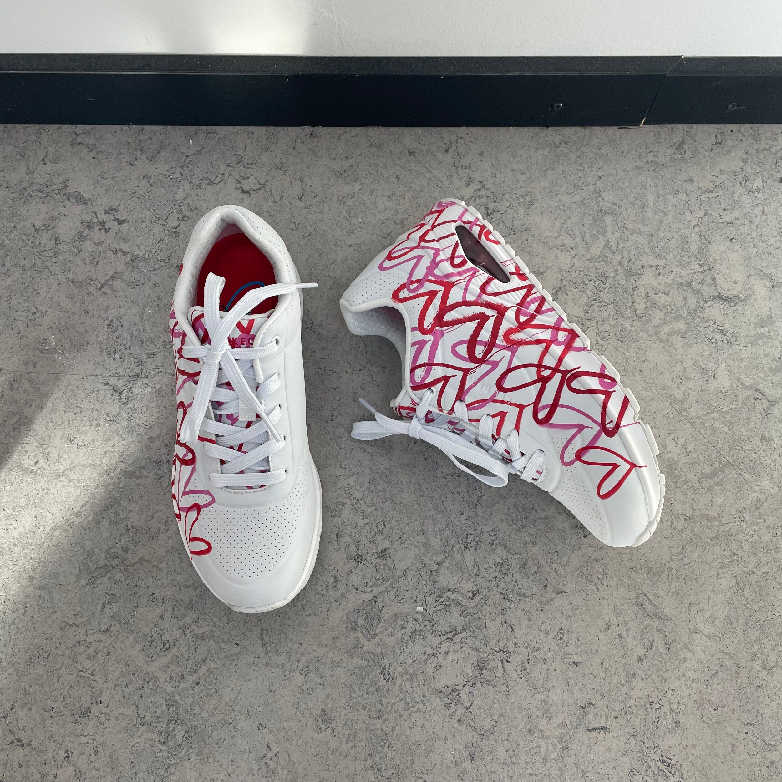 Hvid sko fra Skechers med flotte detaljer