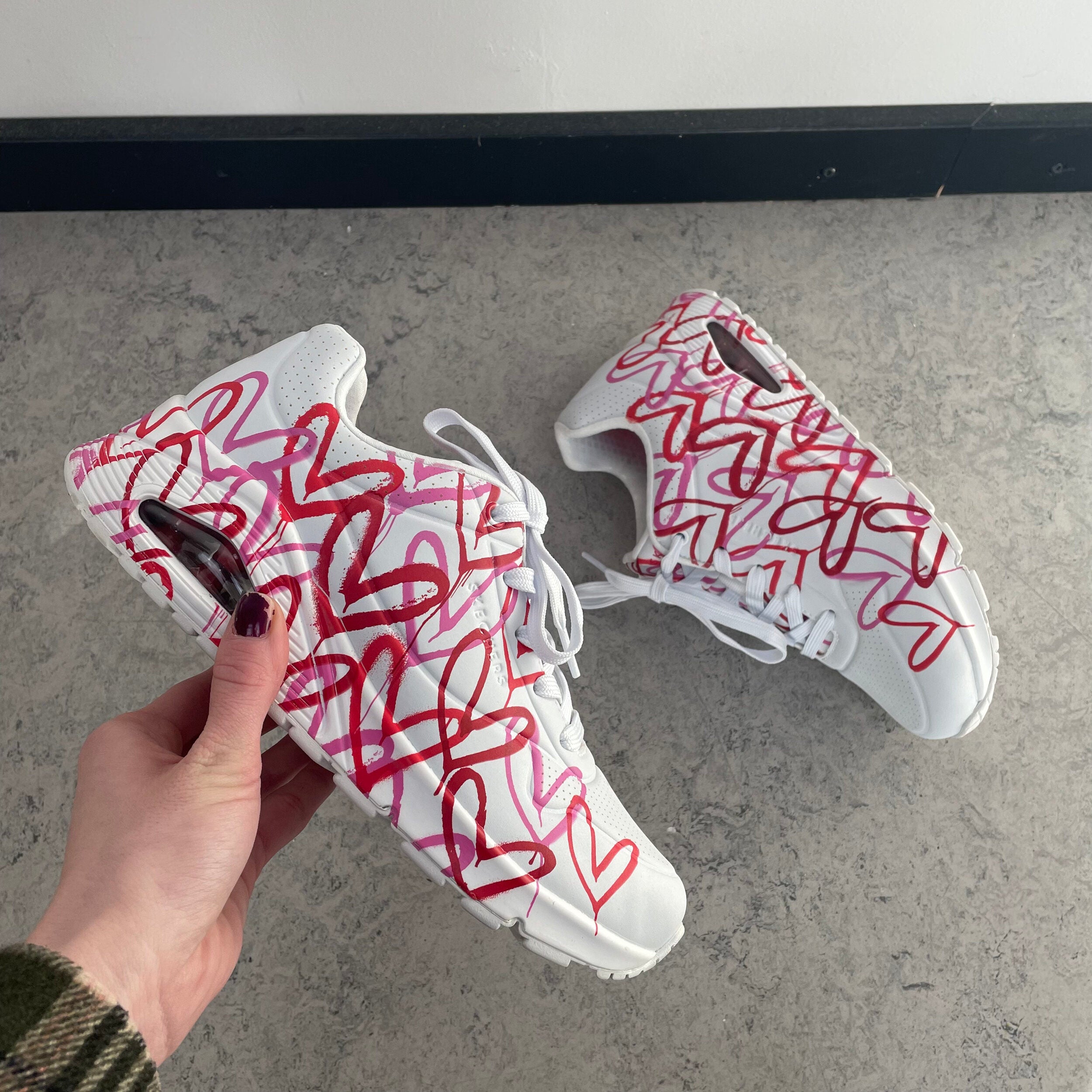 Hvid sko fra Skechers med flotte detaljer