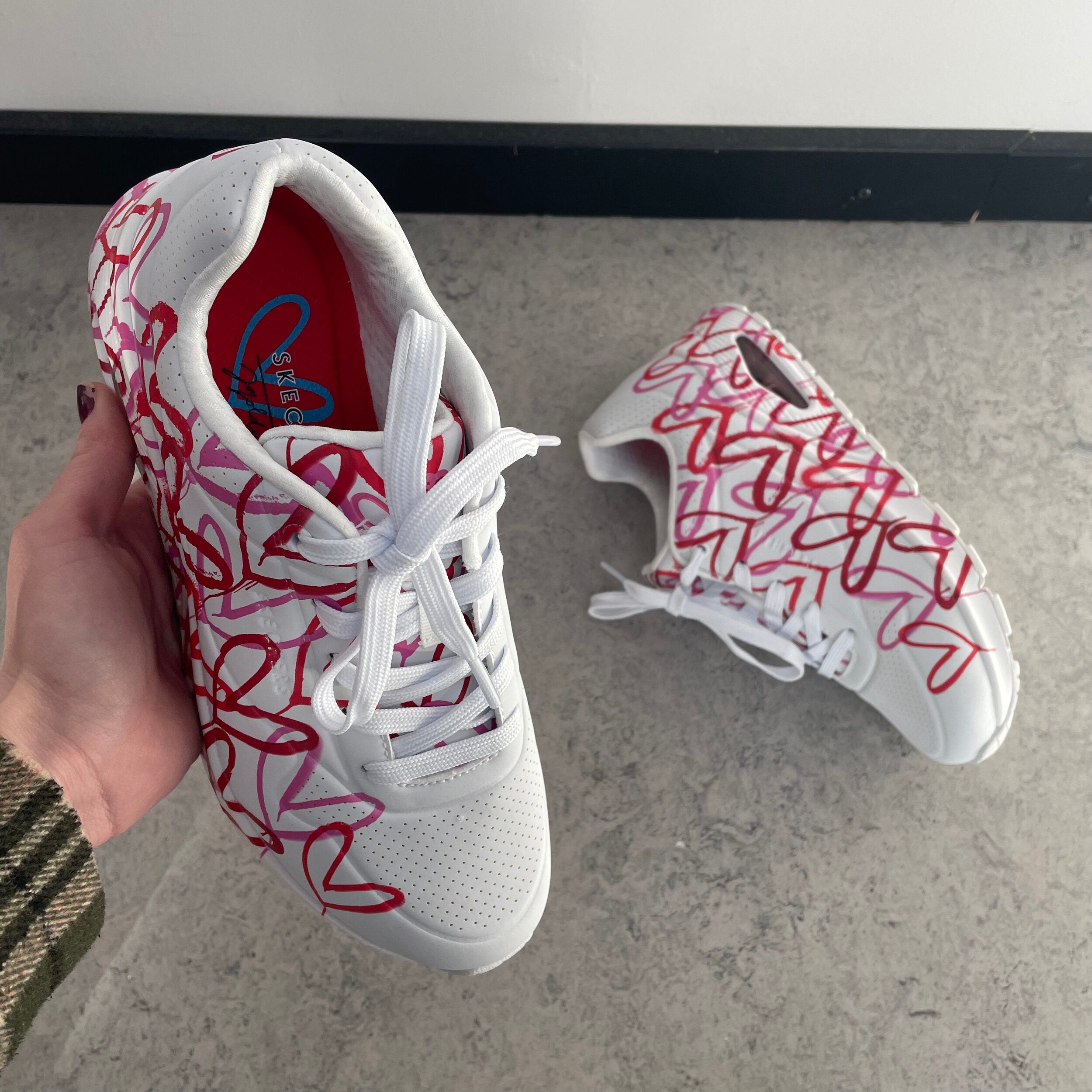 Hvid sko fra Skechers med flotte detaljer