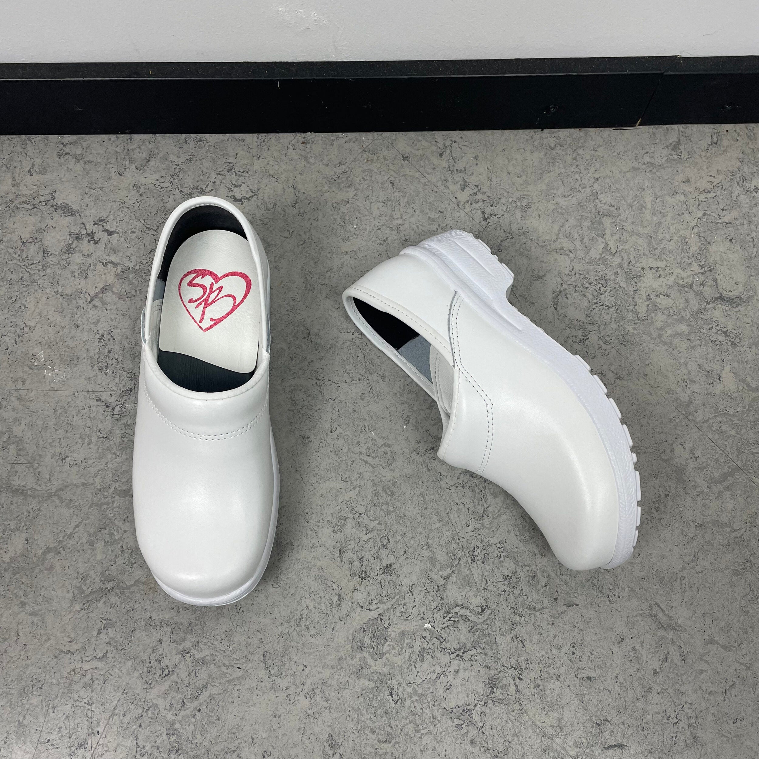 Hvid træsko i god kvalitet med hælkap og god komfort