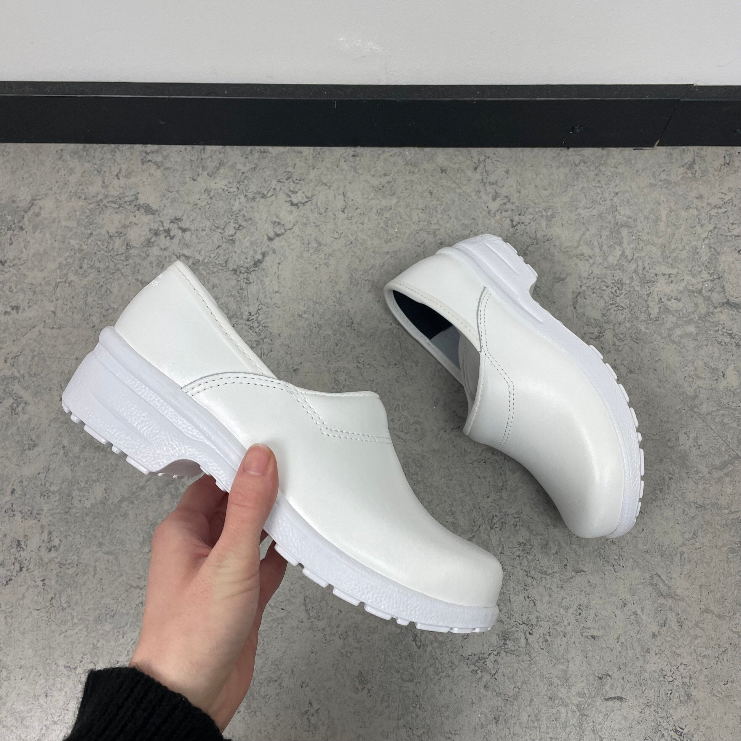 Hvid træsko i god kvalitet med hælkap og god komfort