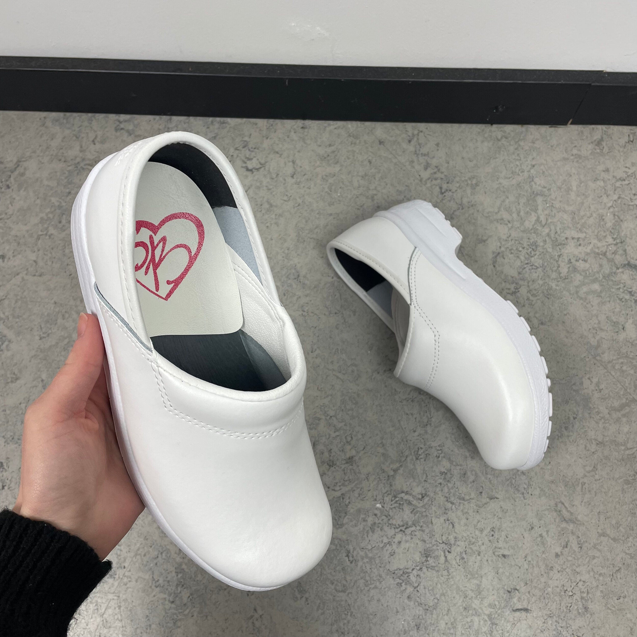 Hvid træsko i god kvalitet med hælkap og god komfort