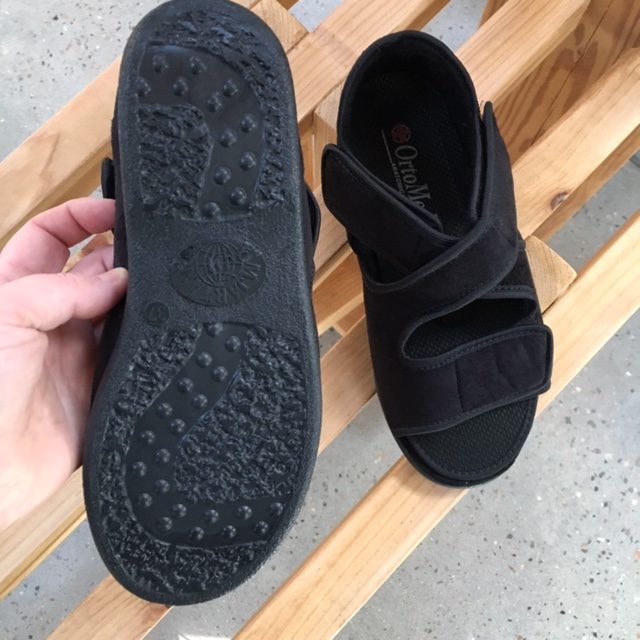 Sandal fra OrtoMed med velcro og hælkap