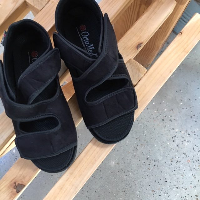 Sandal fra OrtoMed med velcro og hælkap