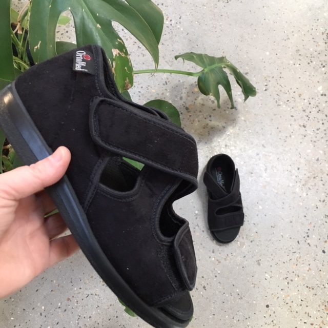 Sandal fra OrtoMed med velcro og hælkap
