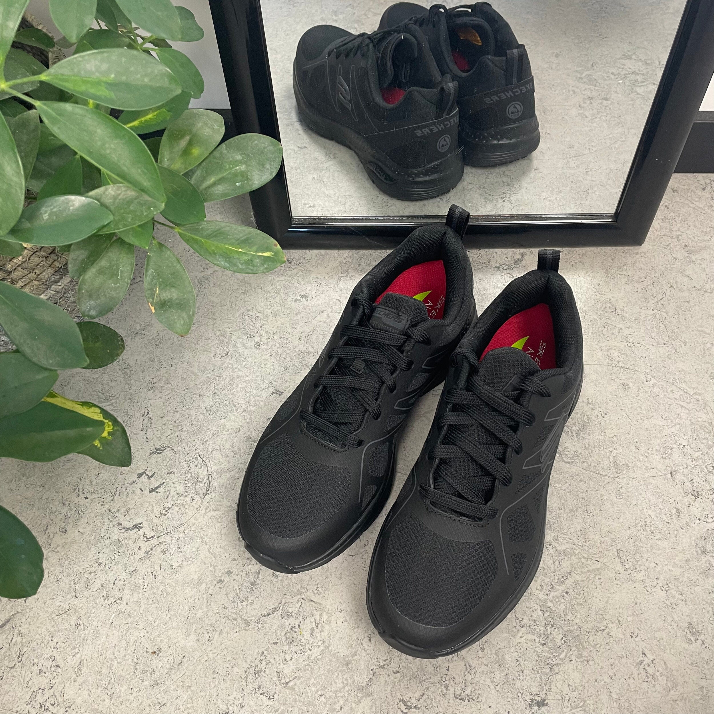 Skechers work sko i sort med svangstøtte