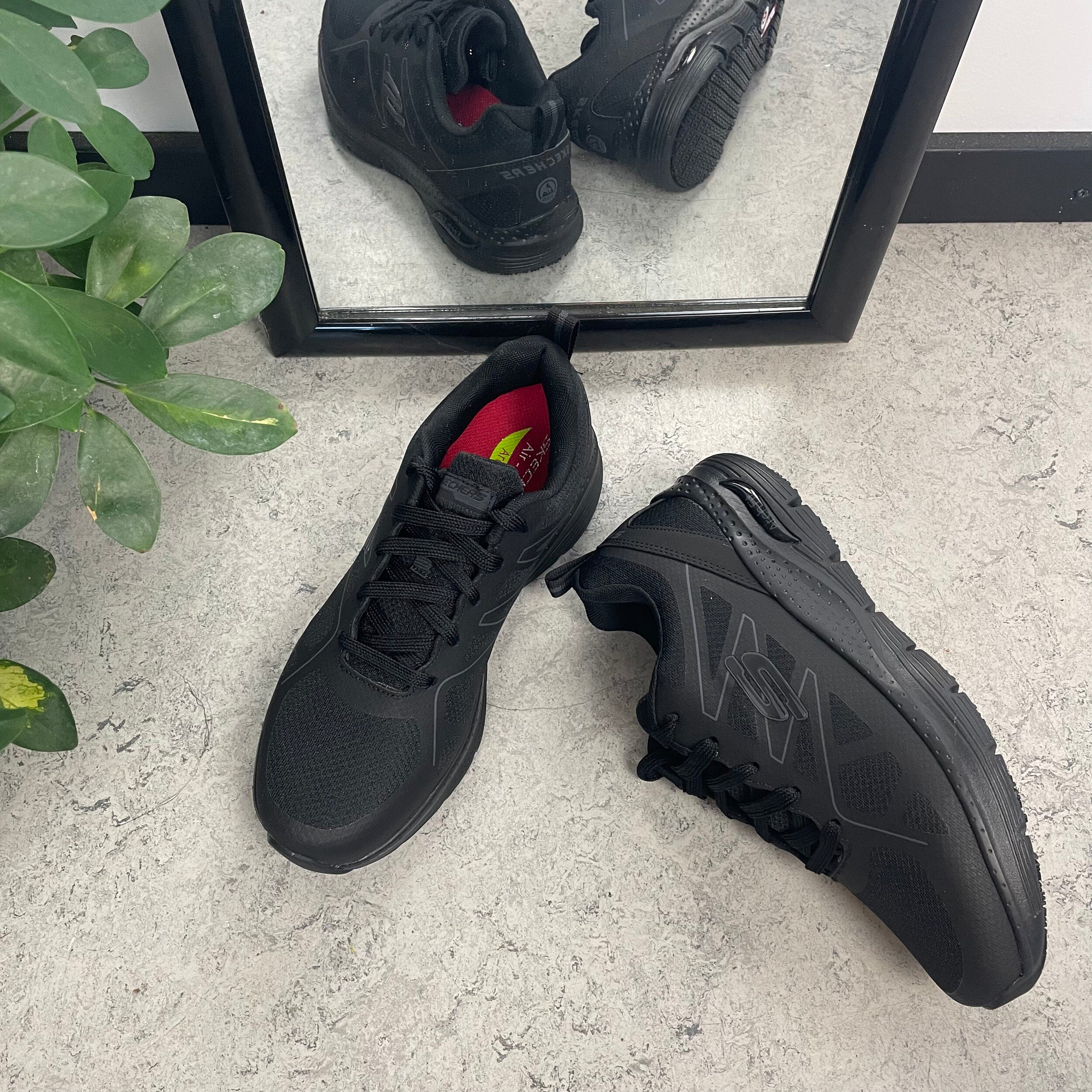 Skechers work sko i sort med svangstøtte