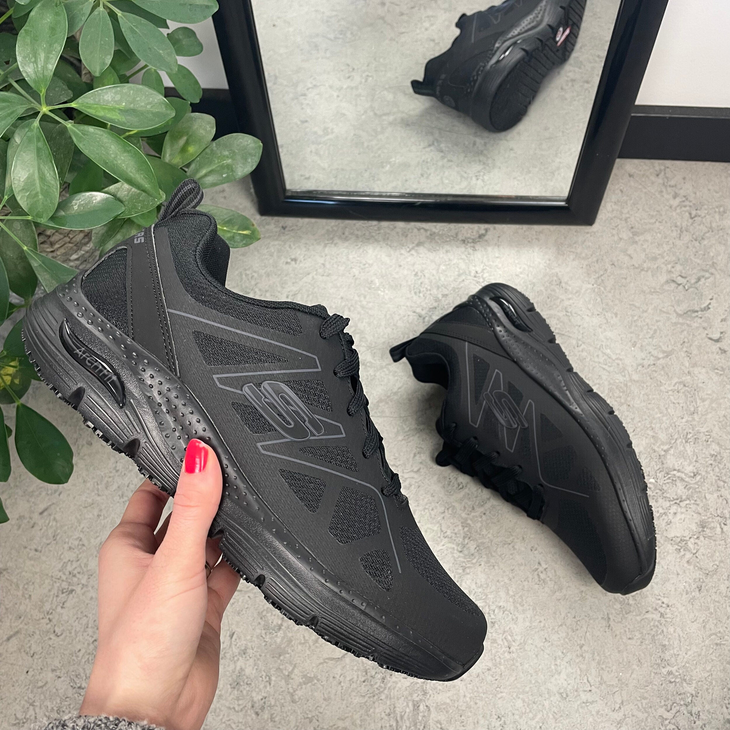 Skechers work sko i sort med svangstøtte