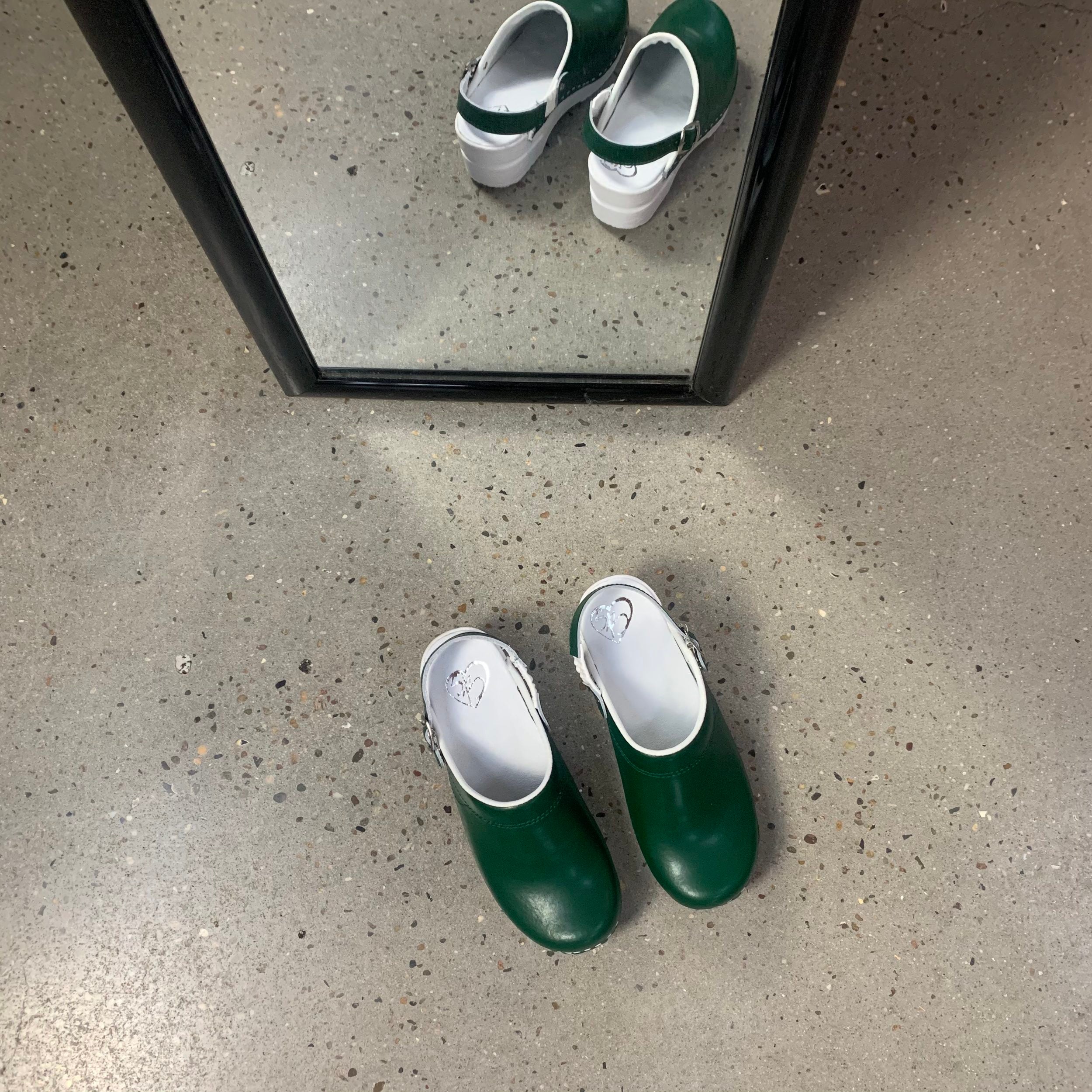 Grøn skind træsko med rem