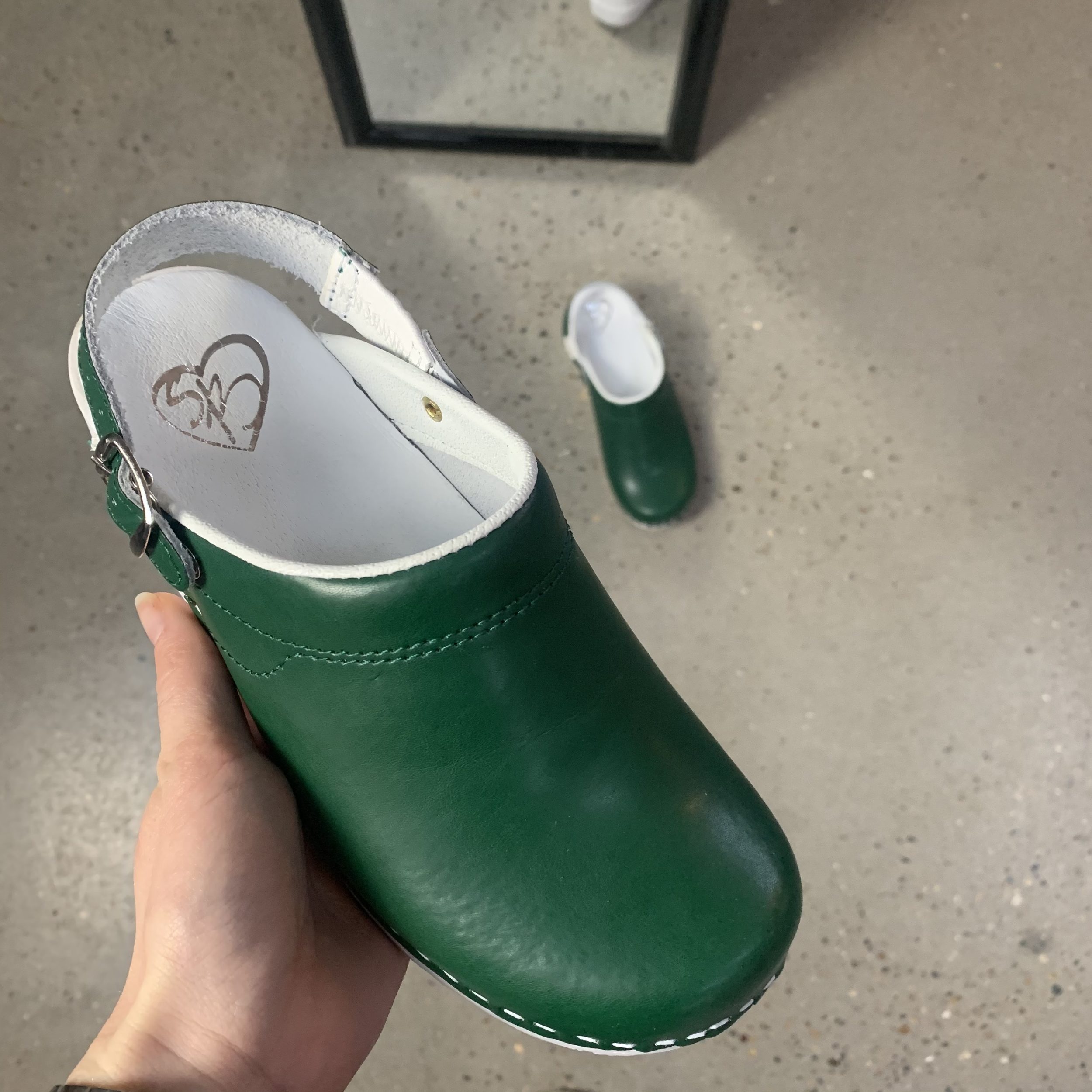 Grøn skind træsko med rem