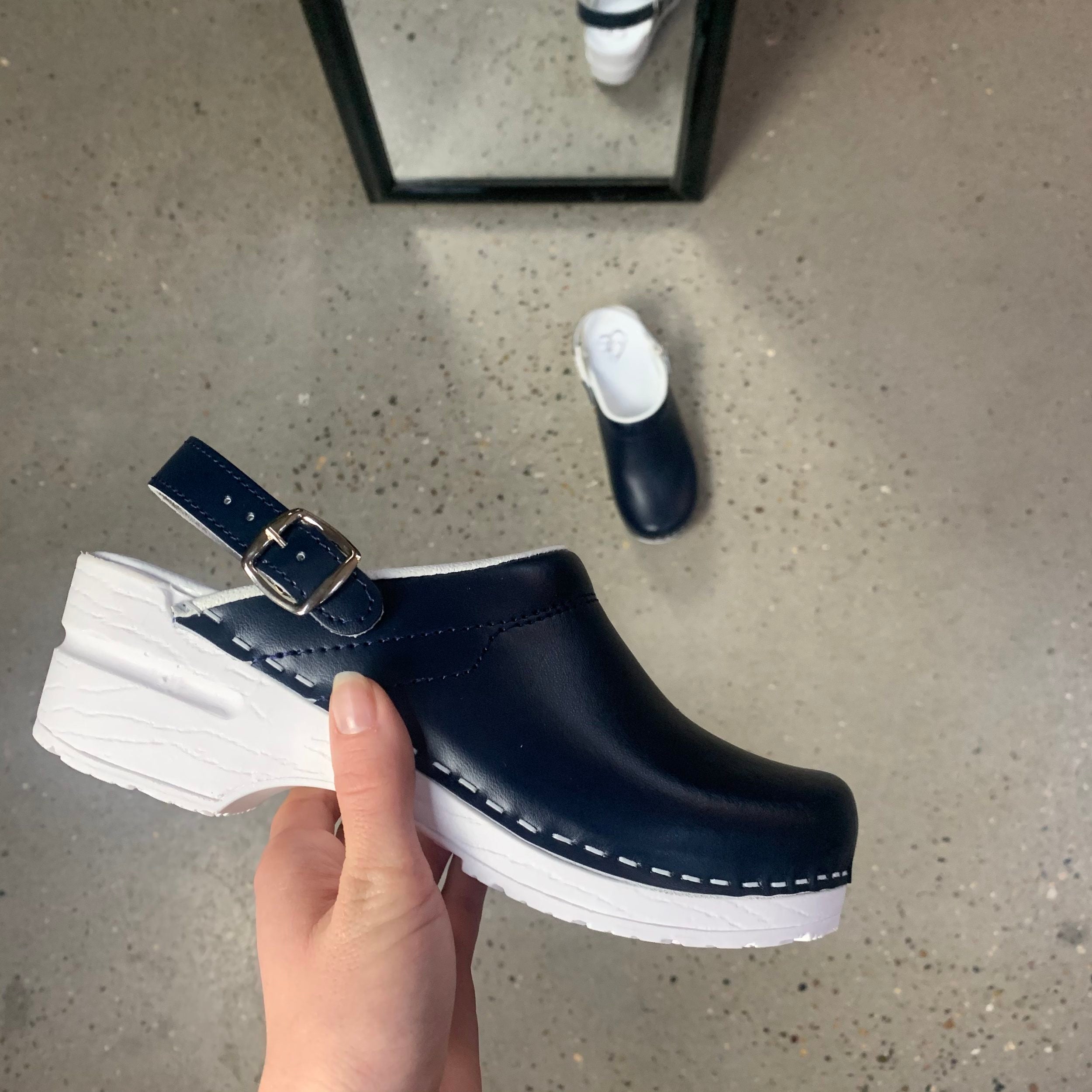 Navy skind træsko med rem