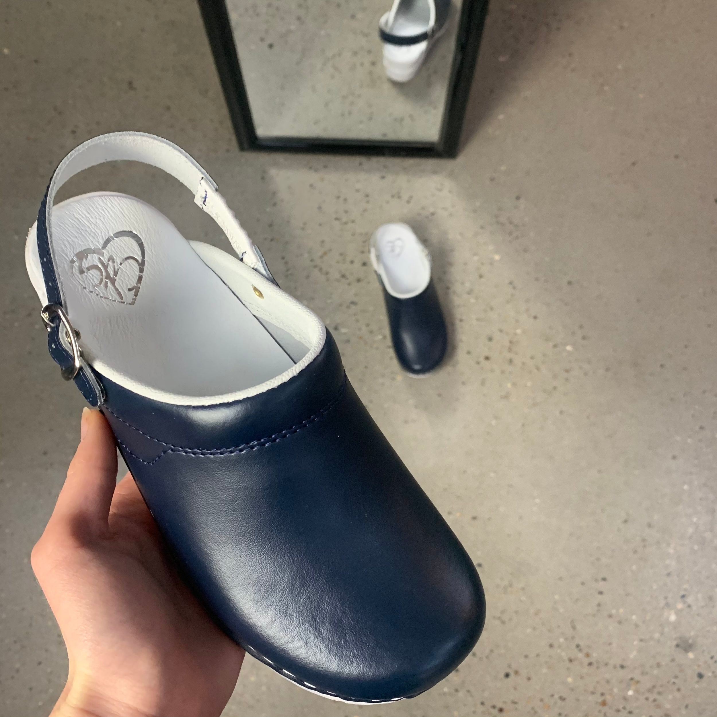 Navy skind træsko med rem