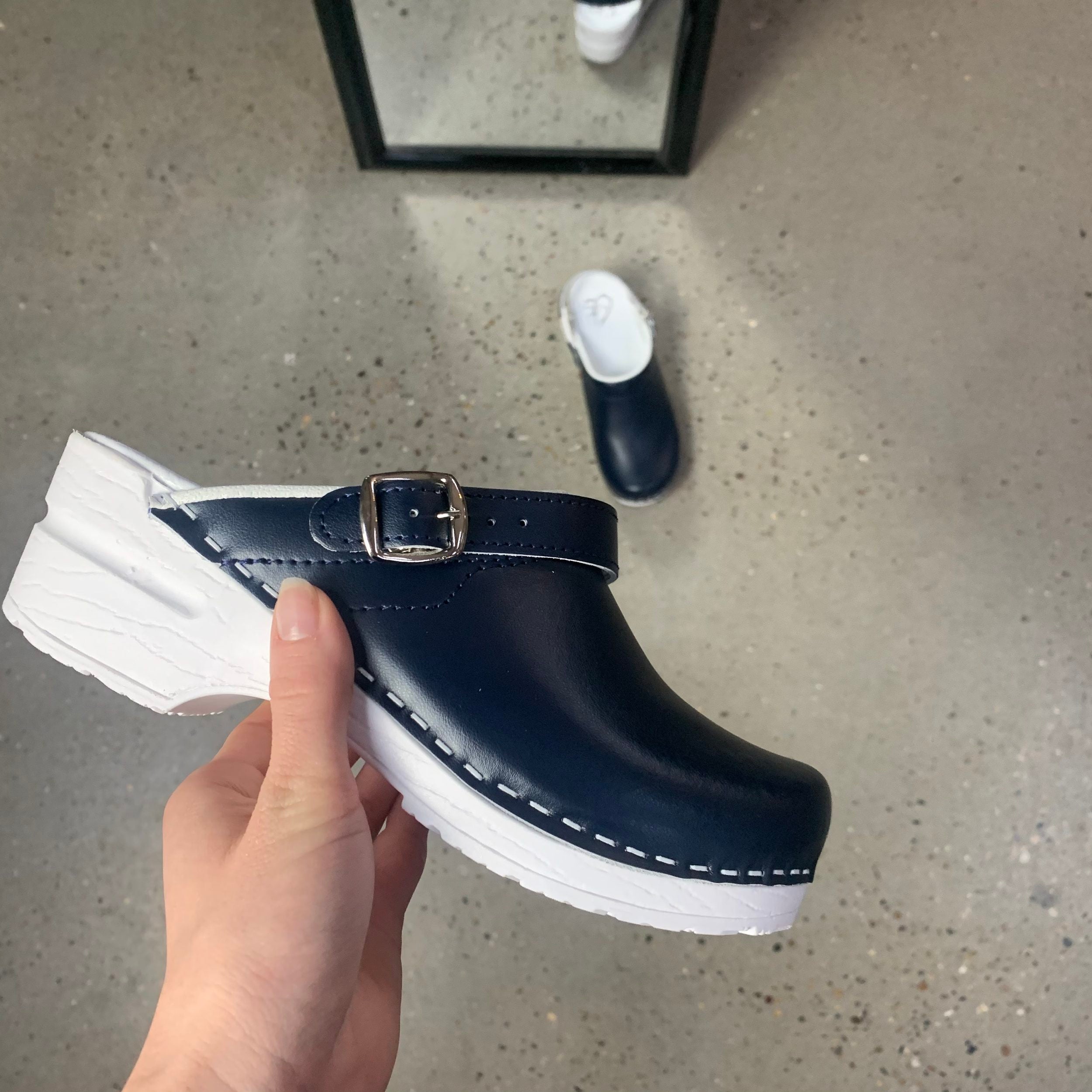 Navy skind træsko med rem