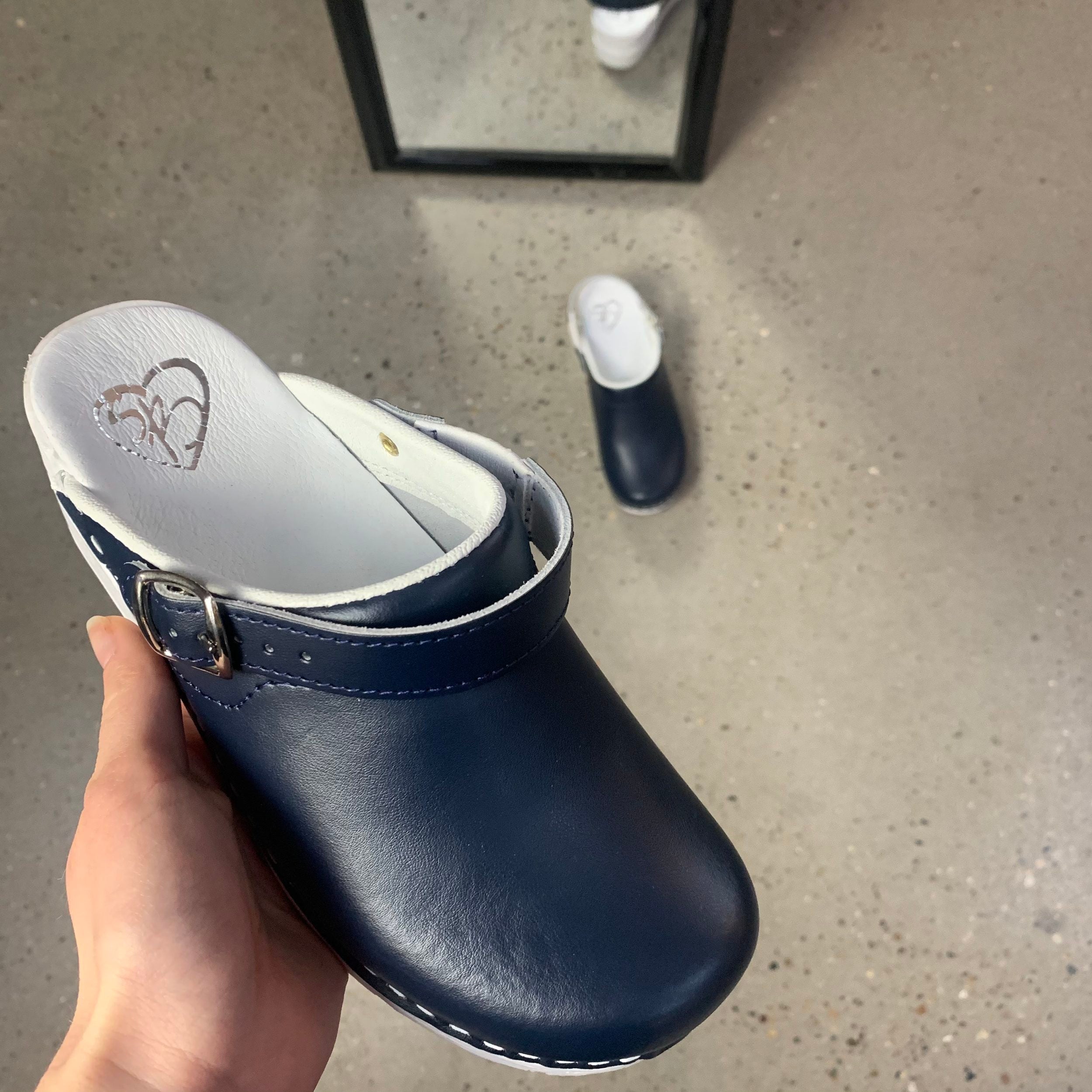 Navy skind træsko med rem