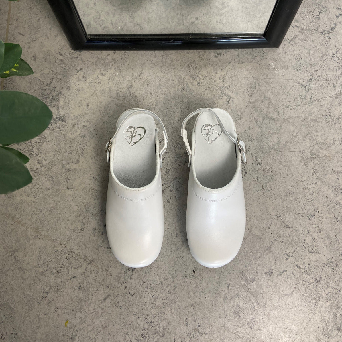 Hvid skind træsko med rem