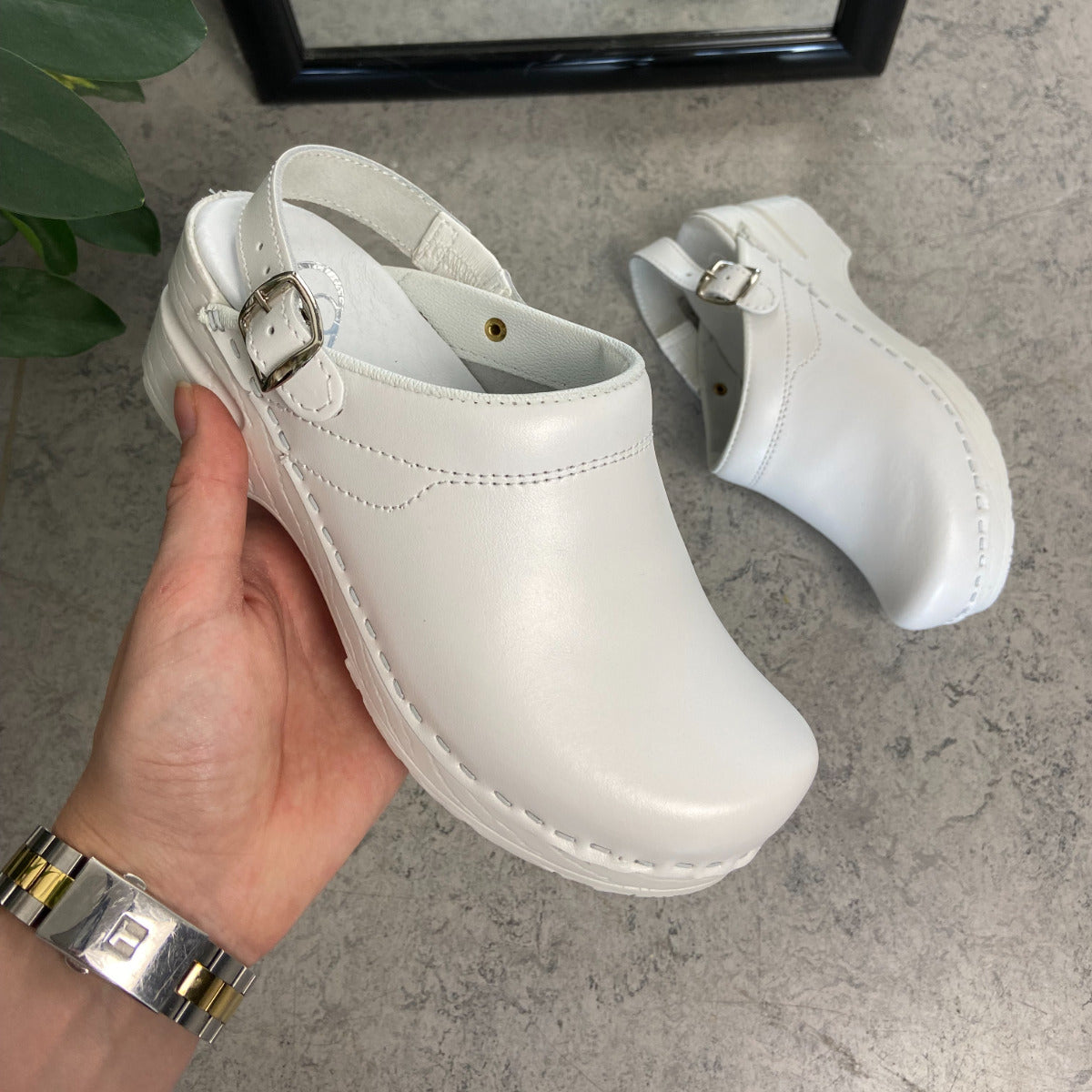 Hvid skind træsko med rem