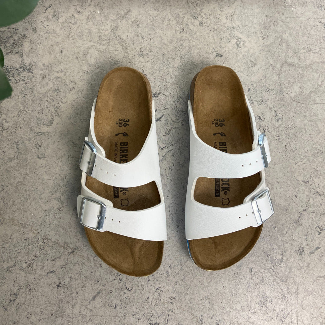 Hvid Arizona sandal fra Birkenstock med godkendte skridhæmmende såler