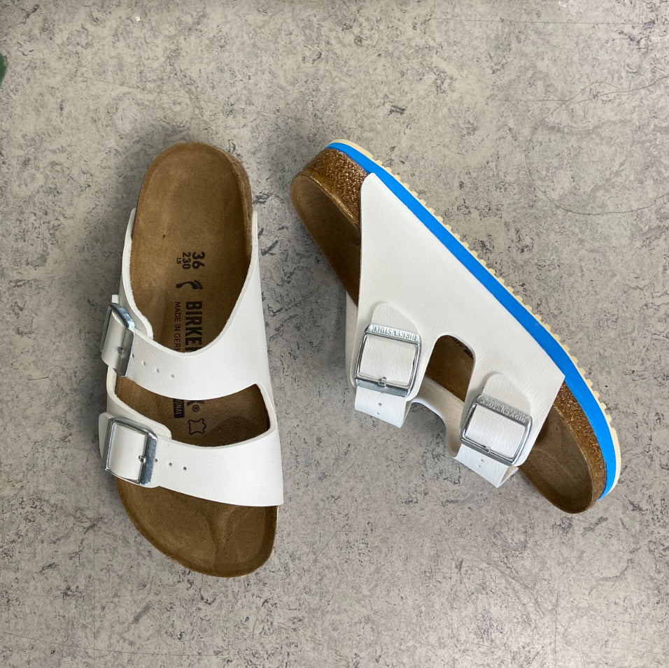 Hvid Arizona sandal fra Birkenstock med godkendte skridhæmmende såler